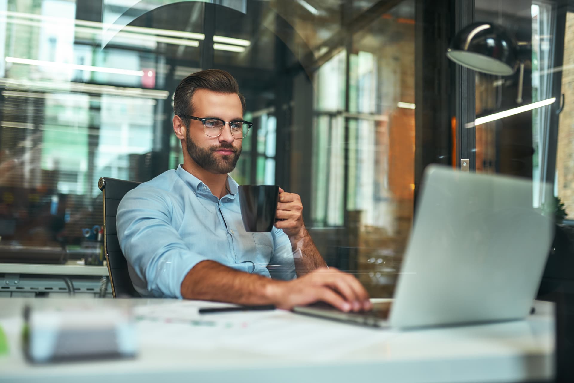 Communicatieprofessional werkt met een laptop op kantoor